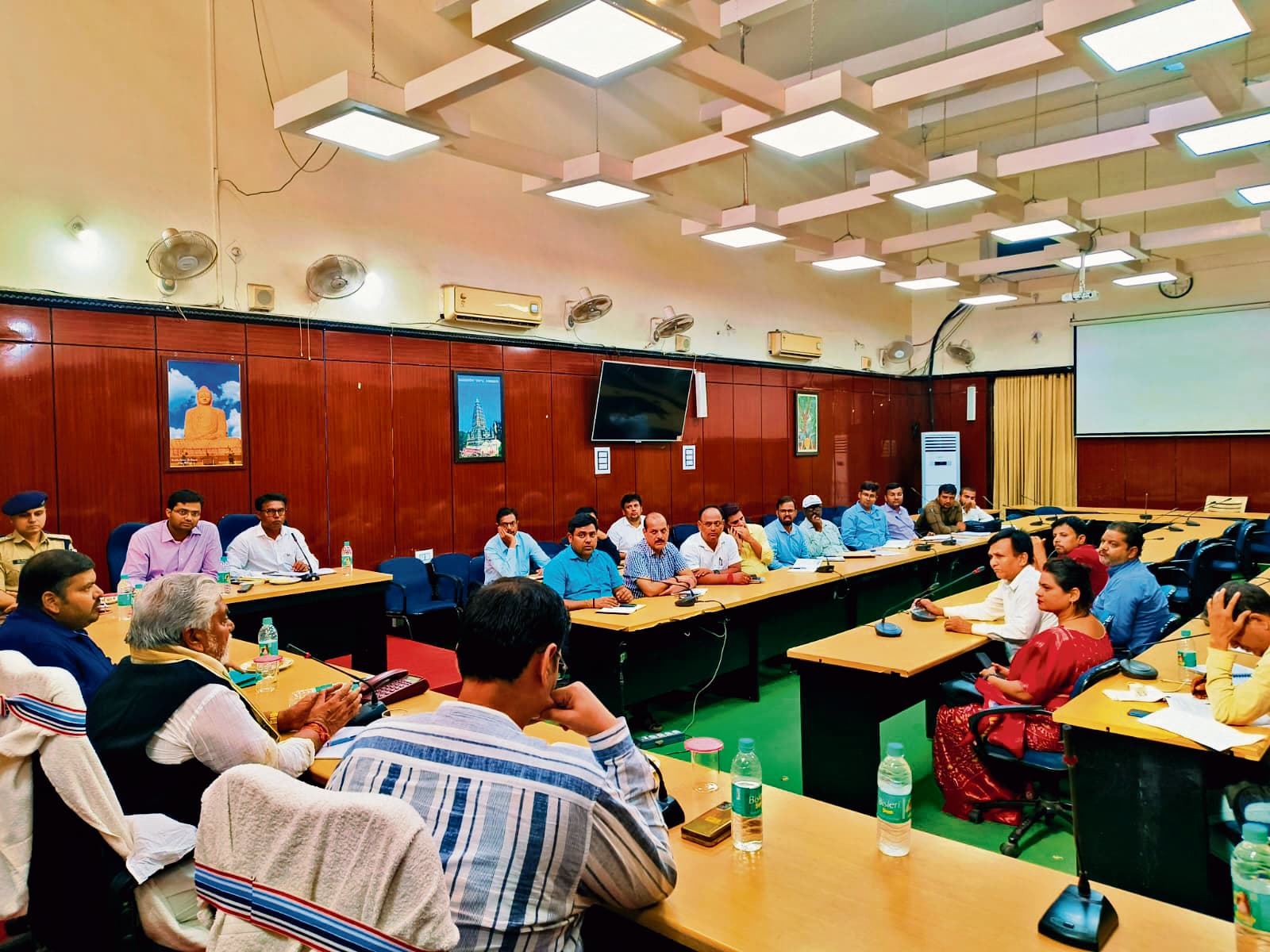 एपी कॉलोनी के इंडोर स्टेडियम को ध्वस्त करने का निर्देश