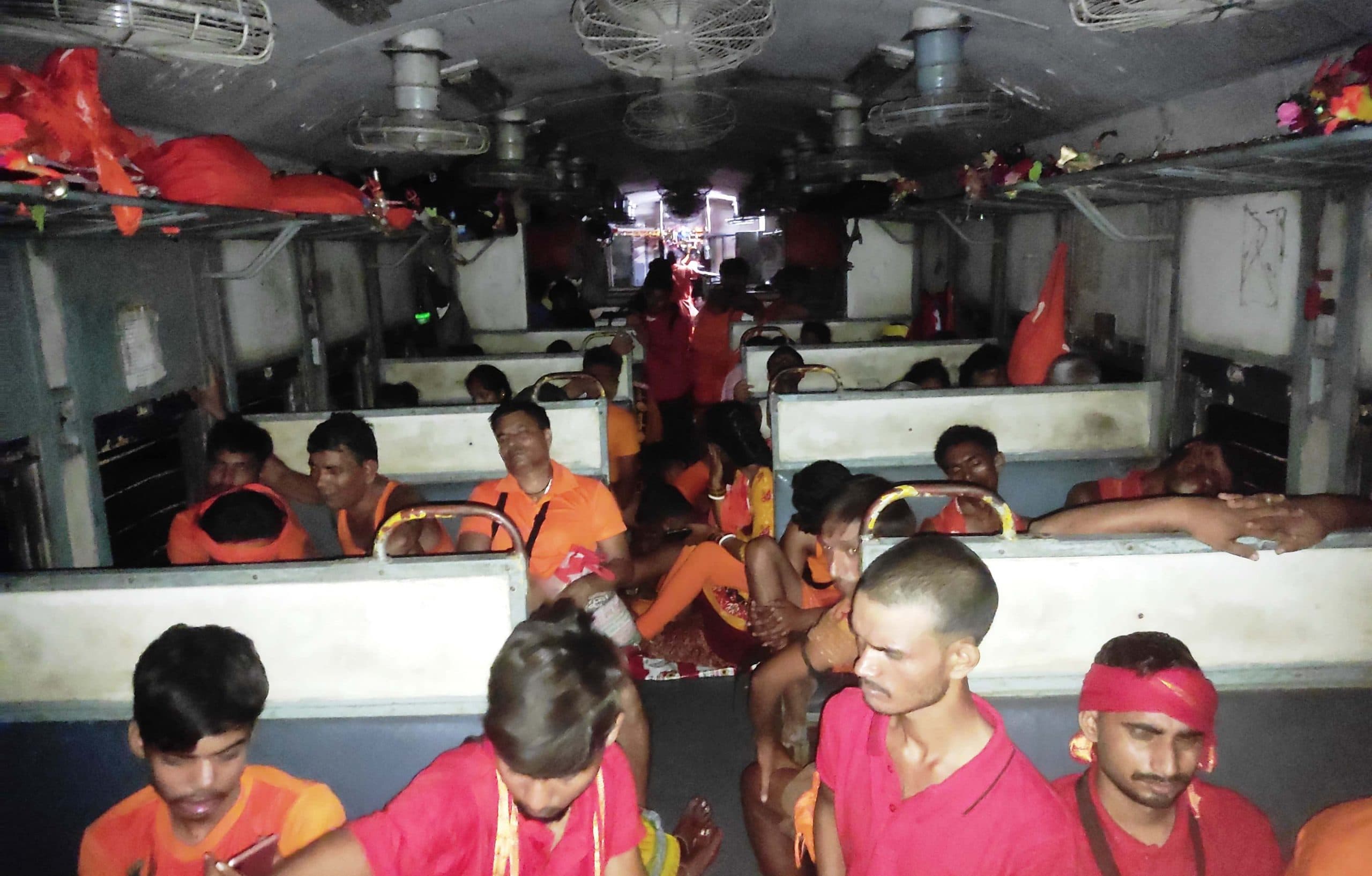 अंधेरे में यात्रा करने पर विवश है कांवरिया, ट्रेन की बोगी में न लाइट और न ही पंखे का इंतजाम