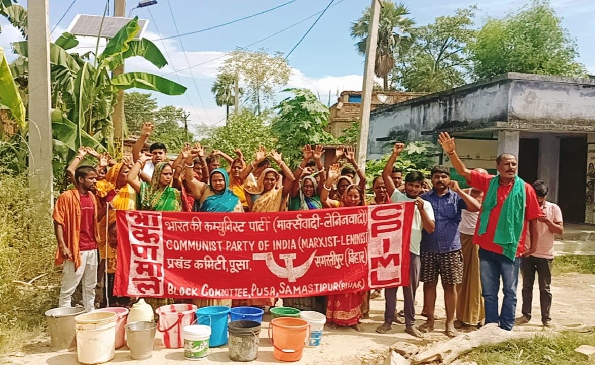 नल-जल चालू कराने को ग्रामीणों ने किया प्रदर्शन