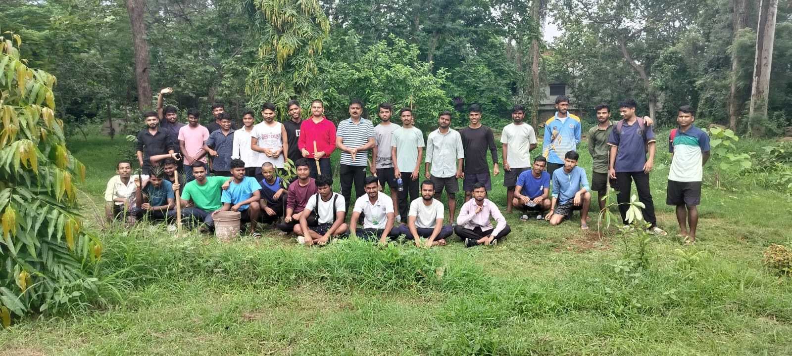 संत कोलंबा छात्रावास के विद्यार्थियों ने किया पौधरोपण