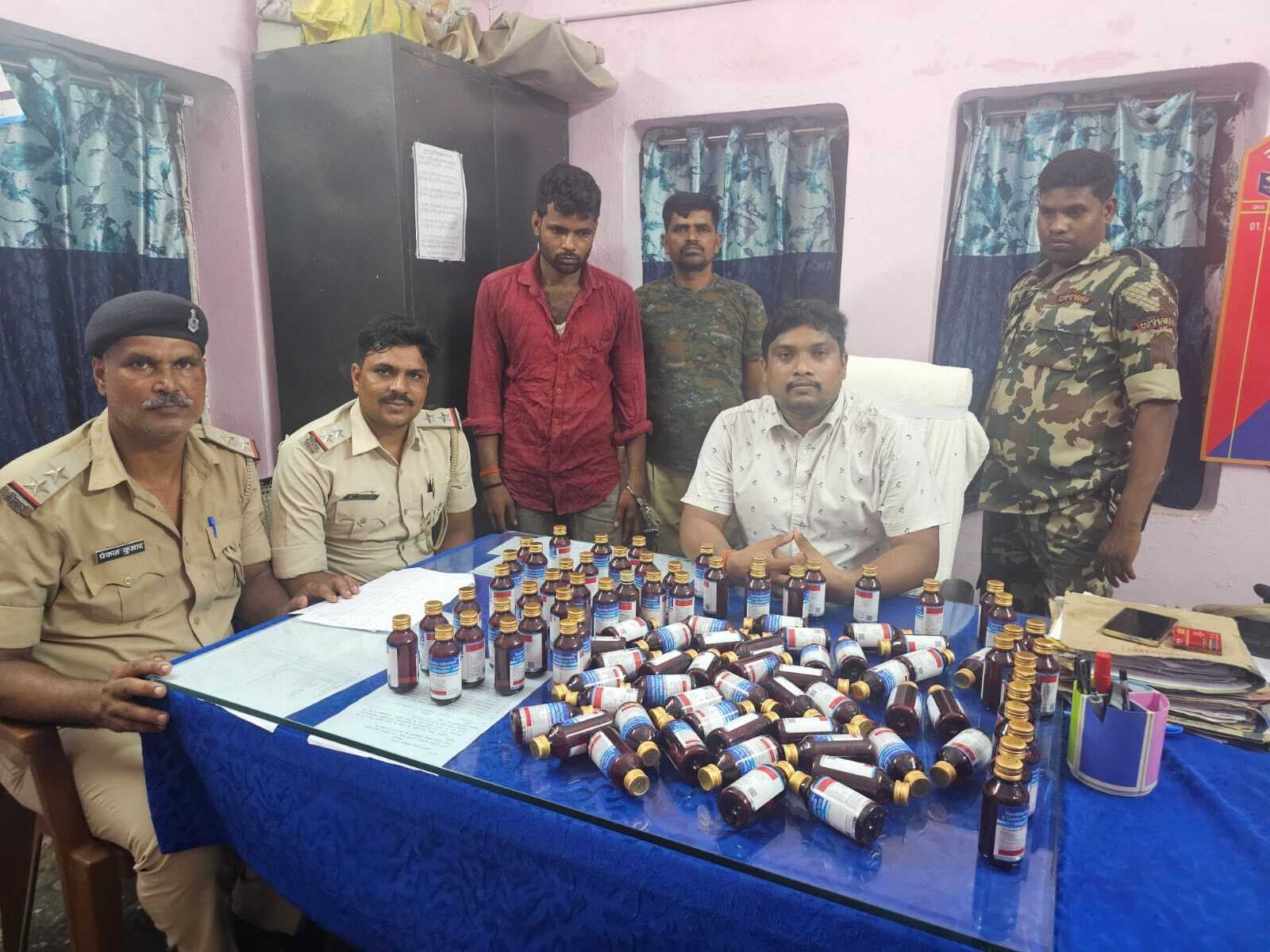 प्रतिबंधित कोडिनयुक्त कफ सिरप के साथ मिठाई दुकानदार गिरफ्तार