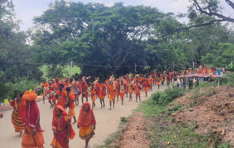 केसरिया वस्त्रधारियों की अटूट शृंखला से शिवमय हुआ कांवरिया पथ