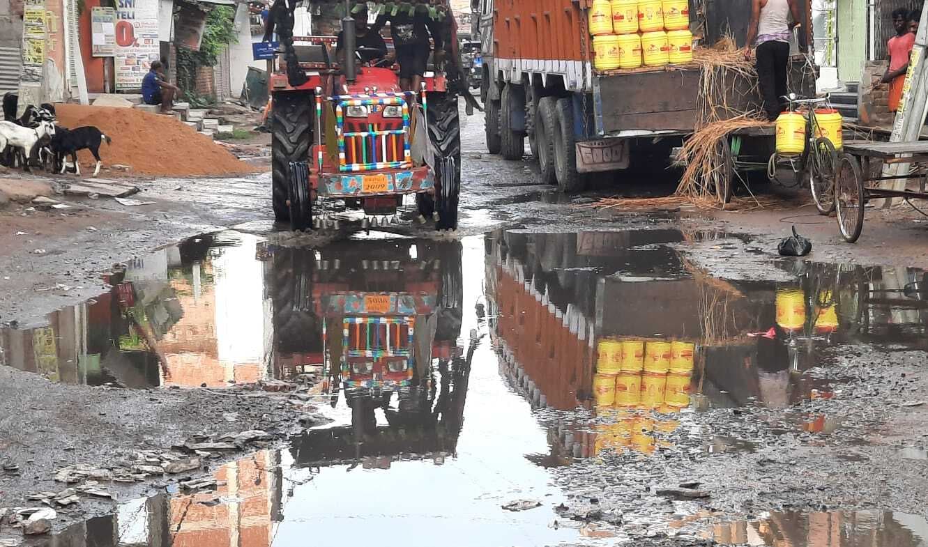 महीनों से रोज हजारों लीटर पानी हो रहा बर्बाद