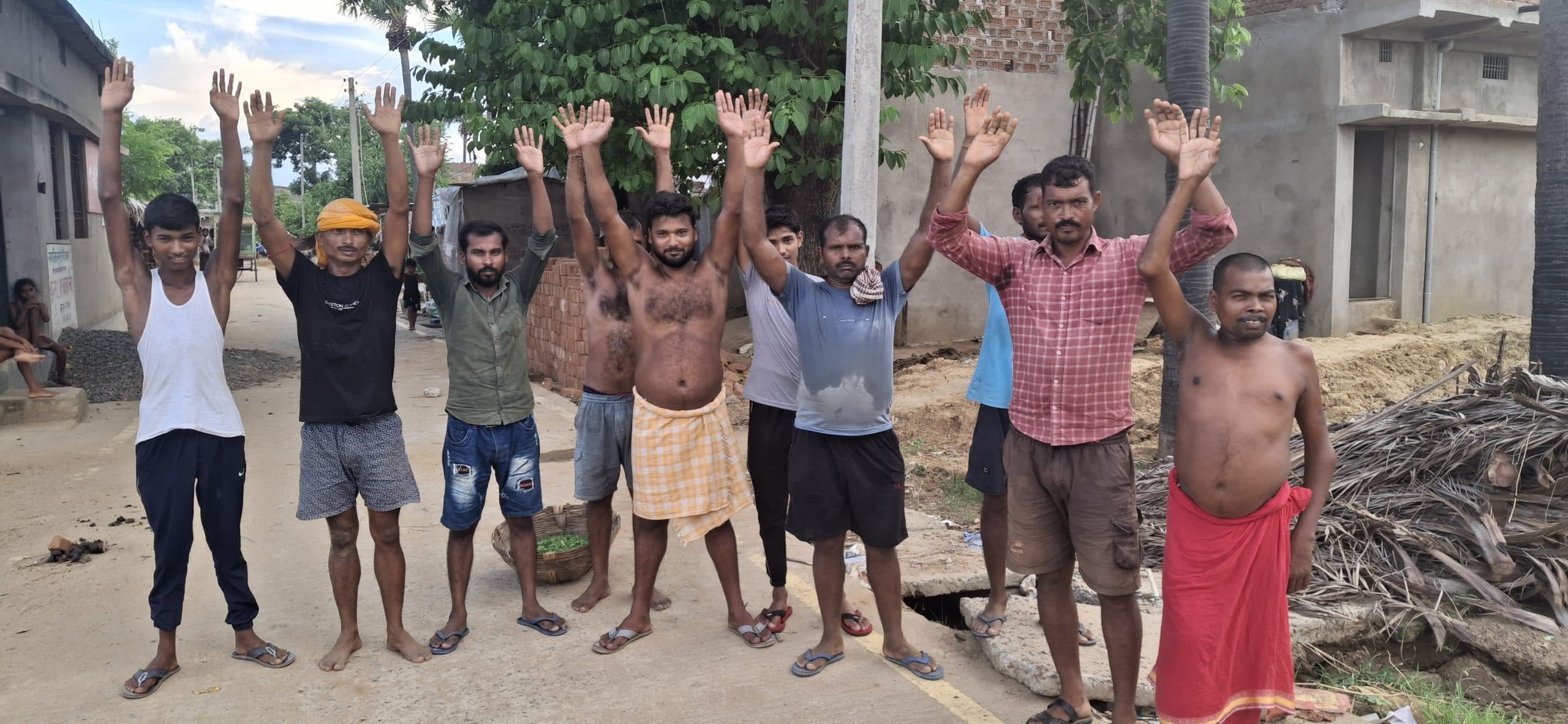 सड़क के साथ नाला नहीं बनाने पर ग्रामीणों ने किया किया प्रदर्शन