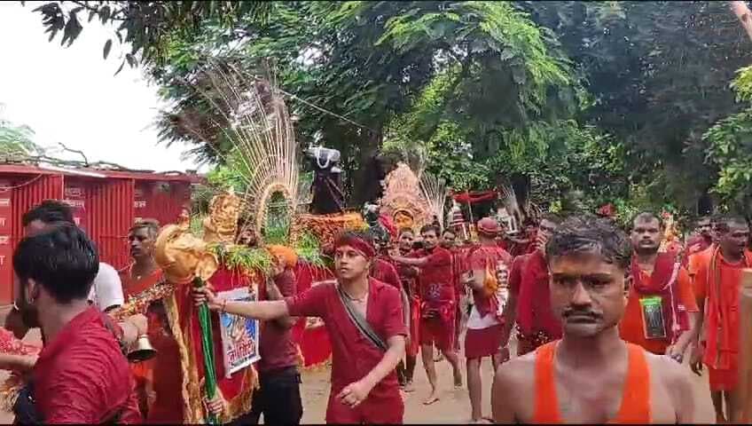 अपनी मां को बहंगी पर बैठाकर देवघर जा रहा पवन, श्रवण कुमार की कथा को कर रहा चरितार्थ