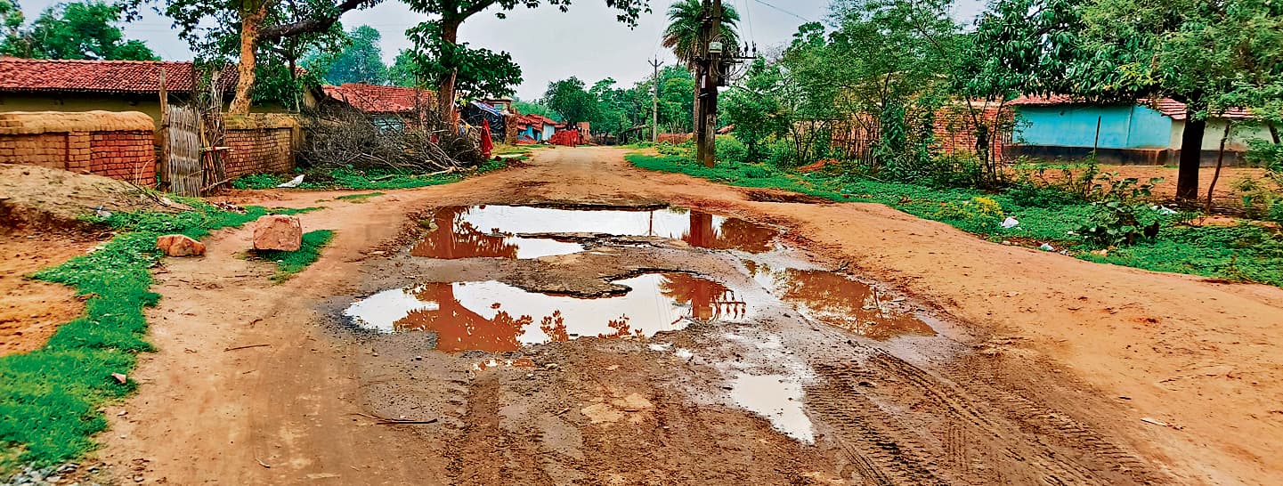 बिराजपुर-यादवपुर सड़क की दो दशक से नहीं हुई मरम्मत, दर्जनों गड्ढों में घुटना भर जमा रहता है पानी