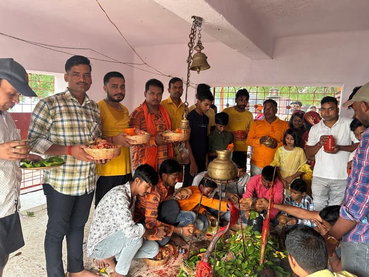 हर-हर महादेव से गूंज उठा बुढ़वा महादेव मंदिर