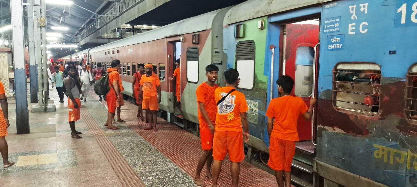 अप व डाउन रूट की कई ट्रेनें काफी विलंब से चलकर पहुंची जमालपुर