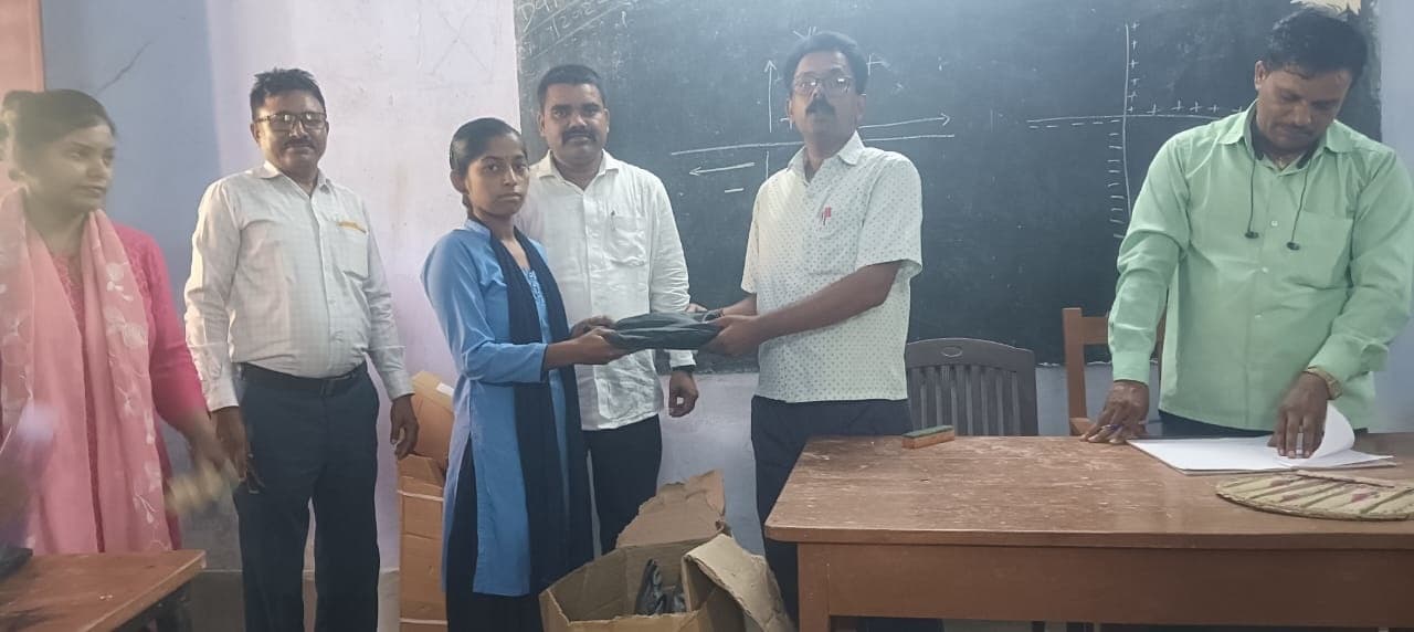 विद्यार्थियों के बीच किया गया एफएलएन किट का वितरण