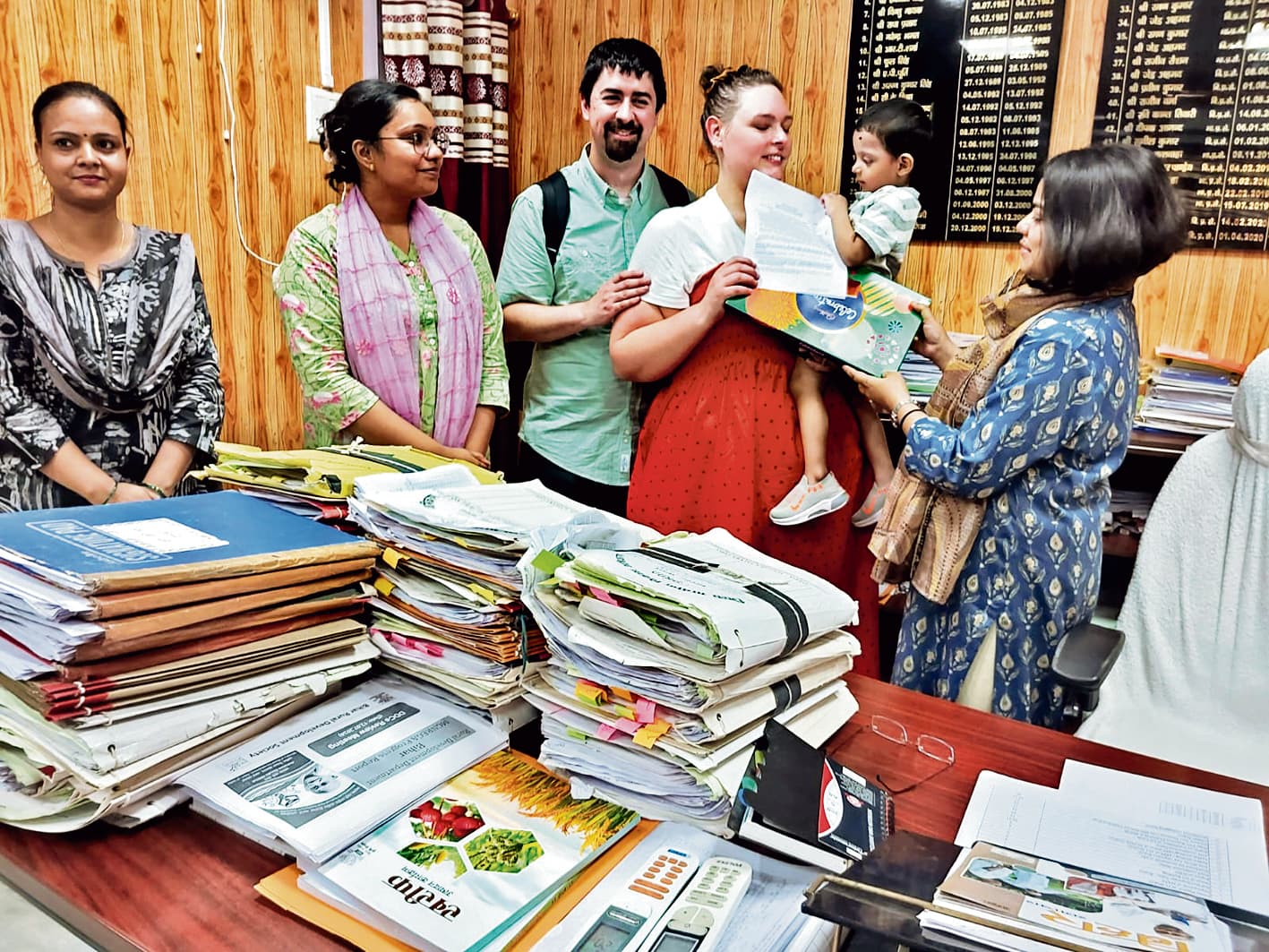 अमेरिका से बच्चा गोद लेने पहुंचे दंपती, खिले चेहरे