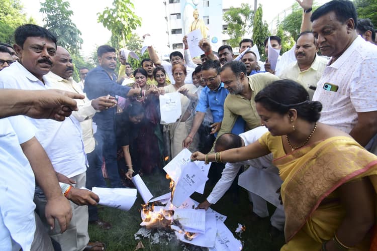 नगरपालिका संशोधन विधेयक का मेयर समेत पार्षदों ने किया विरोध