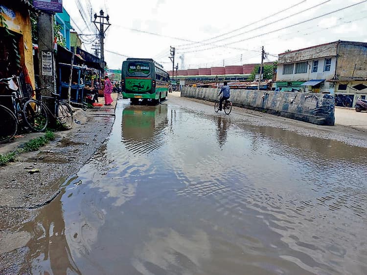 जल निकासी की समस्या को लेकर स्थानीय लोग परेशान