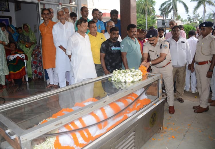 2009 में भतीजा नीरज सिंह को किया था राजनीति में लांच