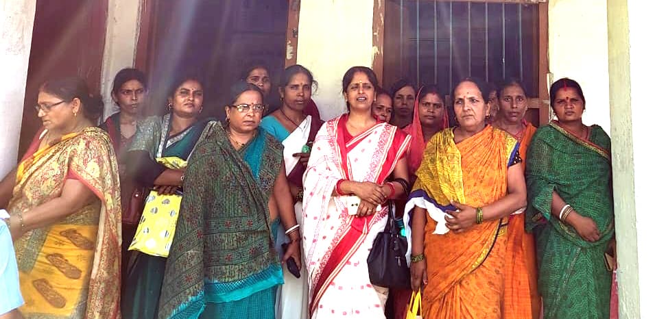 गैस आपूर्ति को लेकर सेविकाओं ने किया प्रदर्शन