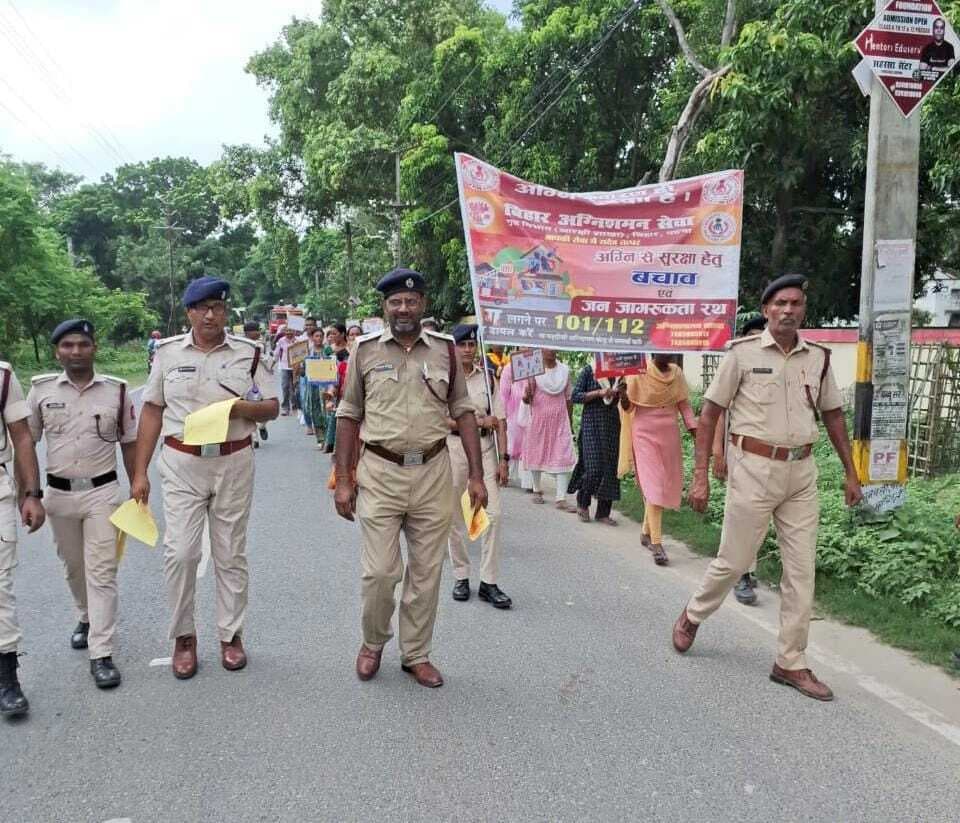 अग्नि सुरक्षा को लेकर निकाली जागरूकता रैली, अग्निशमन वाहन को भी किया गया प्रदर्शित