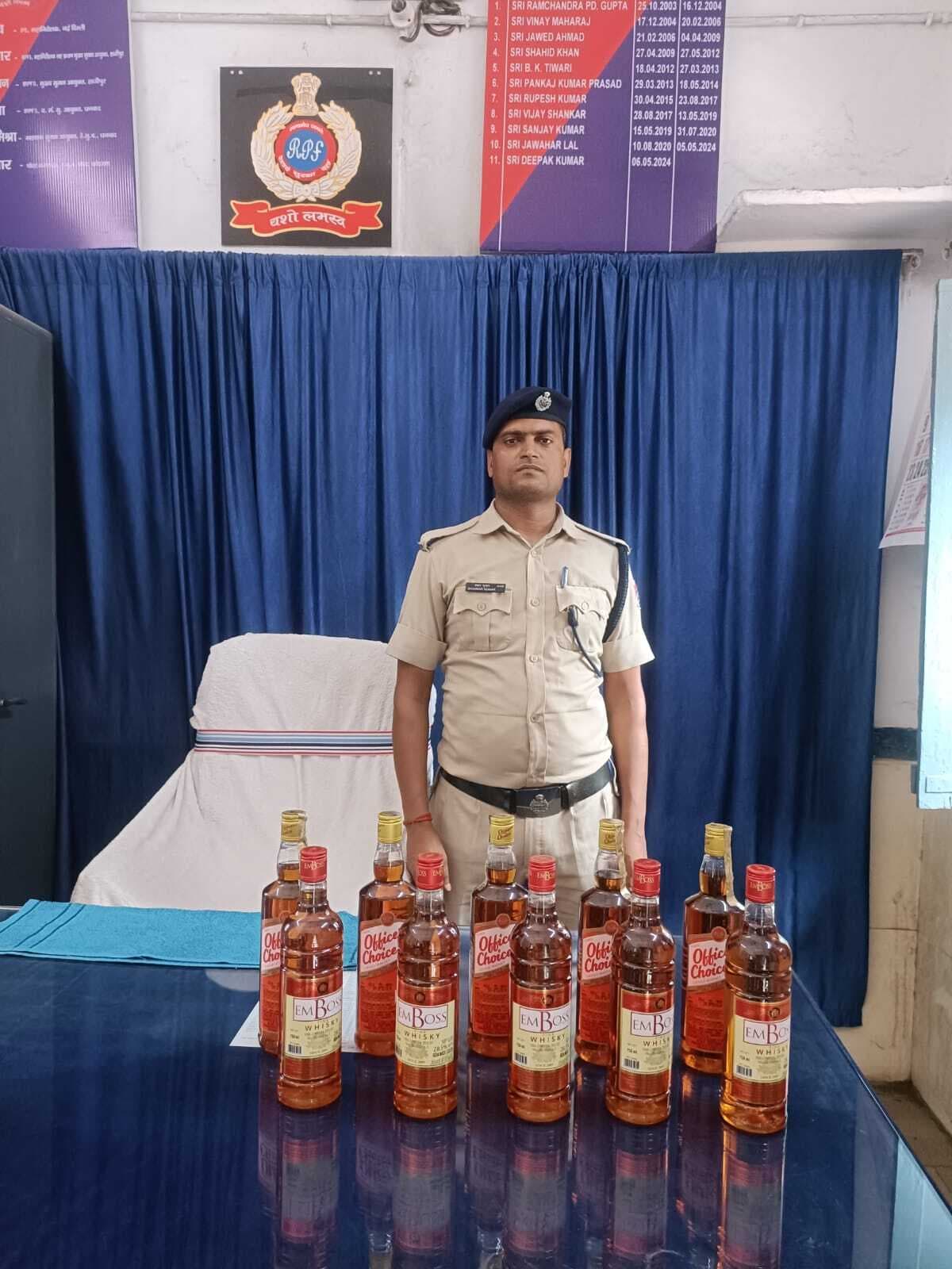 लावारिस हालत में शराब जब्त, धंधेबाज फरार