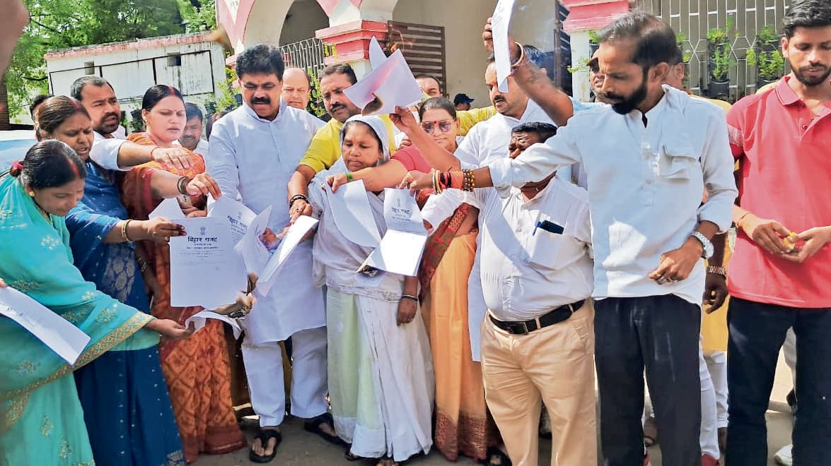 ''अधिकारी चाहते हैं निकायों पर कब्जा करना''