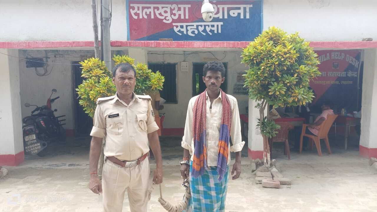 छापेमारी में एक कट्टा व तीन कारतूस के साथ एक गिरफ्तार