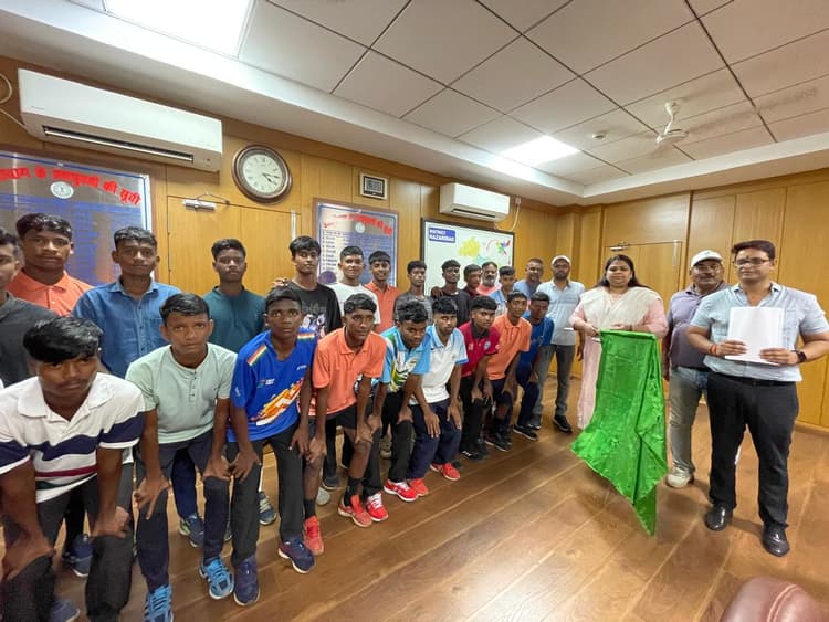 डीसी ने फुटबाल खिलाड़ियों को किया रवाना