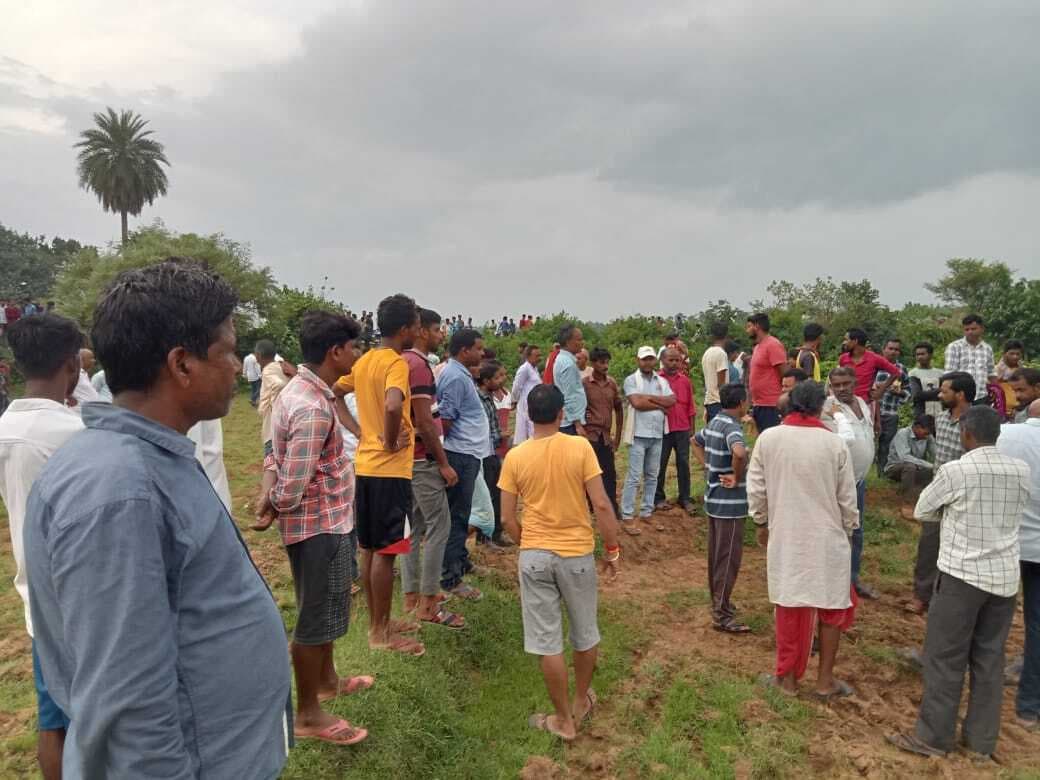 अनियंत्रित हाइवा के धक्के से युवक की मौत, सड़क जाम