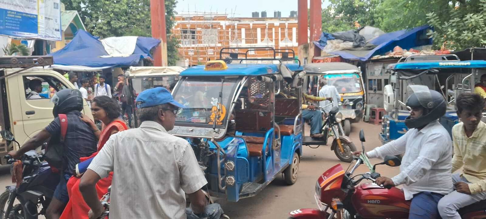 जमालपुर स्टेशन चौक पर लगे जाम में आधा घंटे तक वाहनों के साथ राहगीर परेशान
