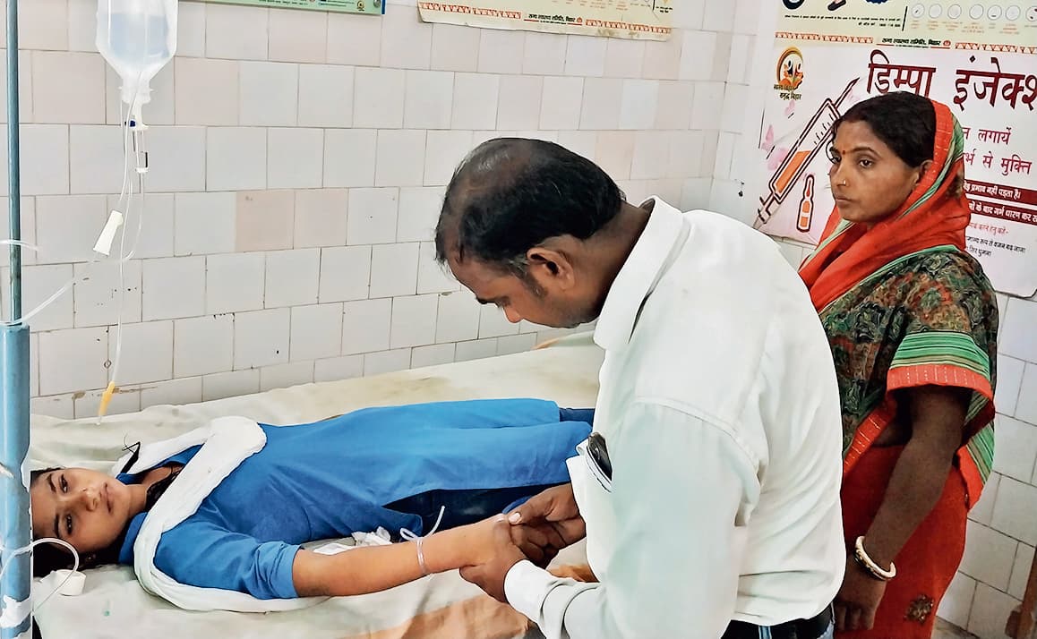 उमस भरी गर्मी के कारण स्कूल में दो छात्राएं बेहोश