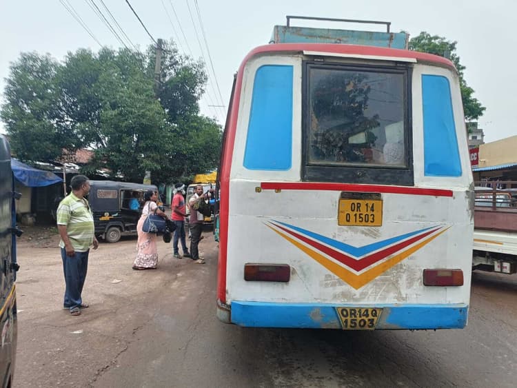 स्मार्ट सिटी के रेलनगरी में यात्रियों के लिए नहीं है एक अदद बस शेल्टर