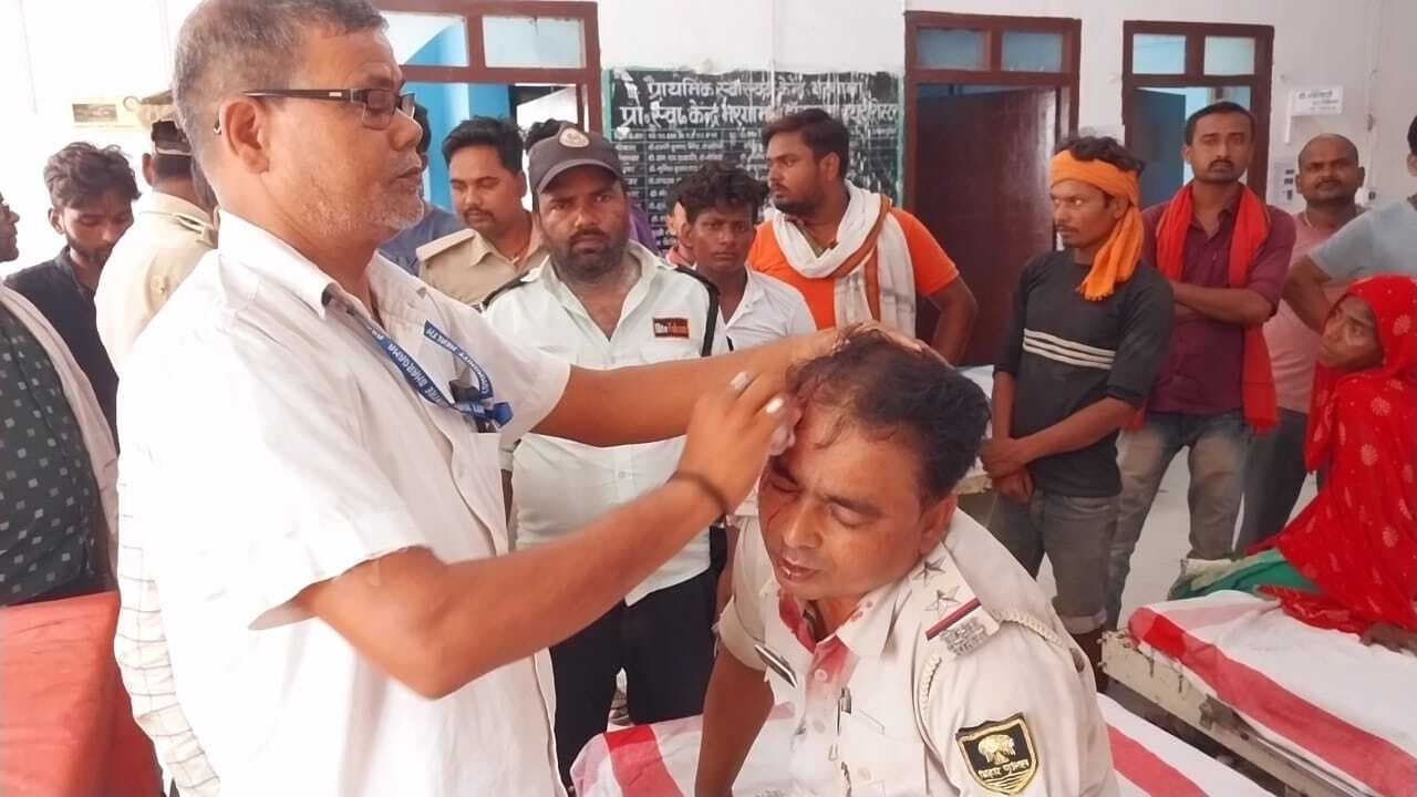 जाम छुड़ाने गये ग्रामीणों व पुलिस की झड़प में आधा दर्जन घायल