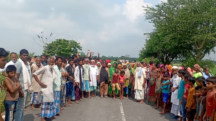 ग्रामीणों ने तस्करी के आरोप में पकड़े गये व्यक्ति को बेकसूर बता किया सड़क जाम व प्रदर्शन