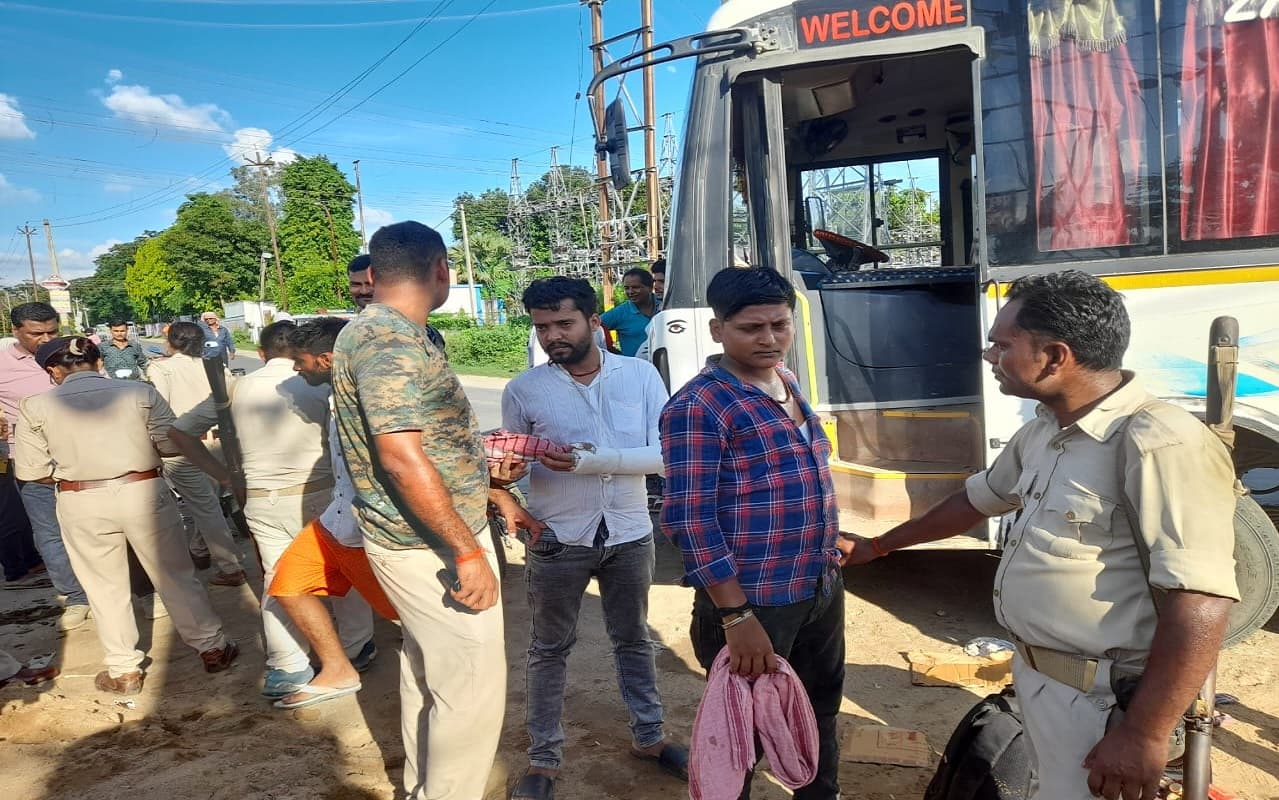 बिहार में 800 पुड़िया स्मैक के साथ धरायी महिला तस्कर, बस में 238 बोतल कोरेक्स सिरप ले जा रहे दो युवक भी गिरफ्तार