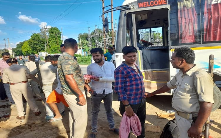 बिहार में 800 पुड़िया स्मैक के साथ धरायी महिला तस्कर, बस में 238 बोतल कोरेक्स सिरप ले जा रहे दो युवक भी गिरफ्तार