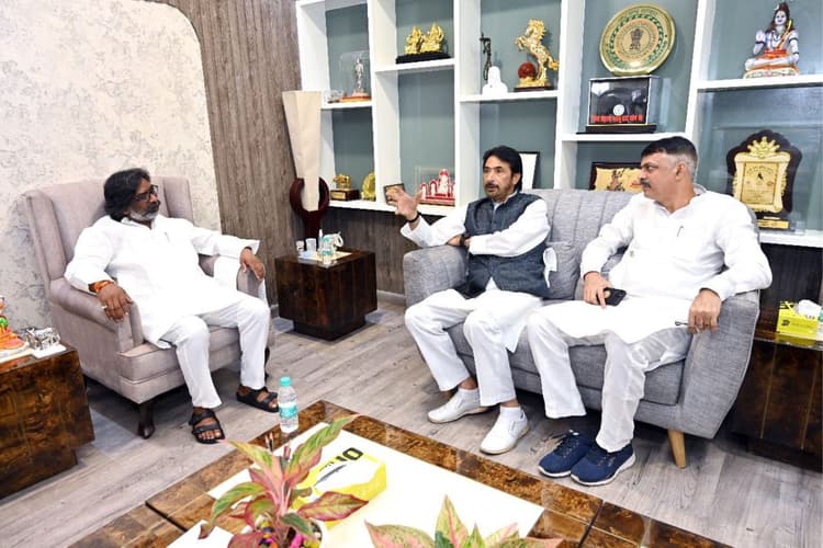 Jharkhand Assembly Election: कांग्रेस के इस नेता ने कश्मीर में जीता चुनाव, झारखंड में कार्यकर्ताओं ने मनाया जश्न