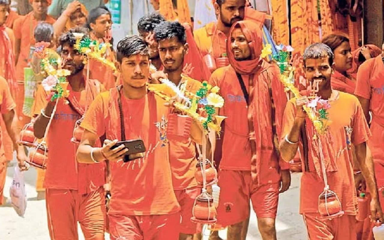 भागलपुर में कांवरियों के लिए अवैध बूचड़खानों की गंदगी बनी मुसीबत, सड़क पर बहता है खून मिला गंदा पानी