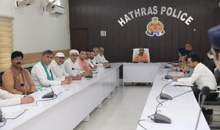 Hathras Stampede: हाथरस भगदड़ की जांच के लिए न्यायिक आयोग गठित, रिटायर्ड जस्टिस बृजेश कुमार श्रीवास्तव अध्यक्ष