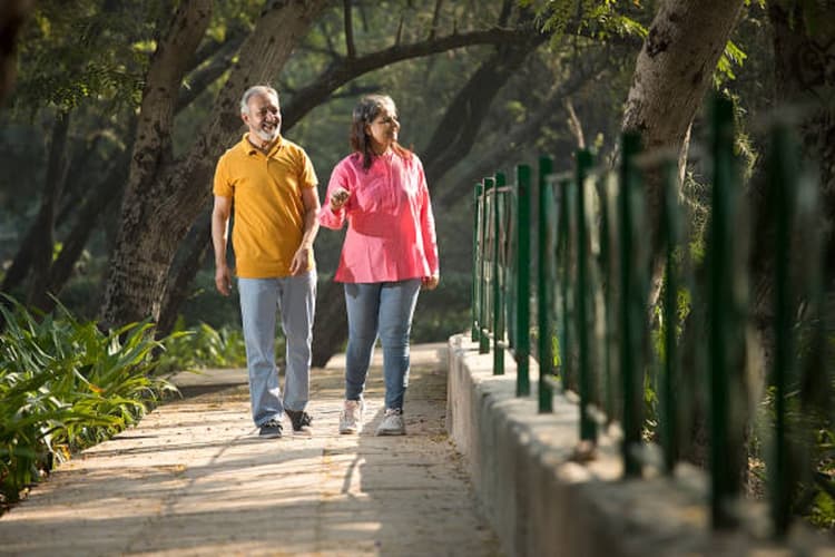 Fitness Tips: जानिए फिट रहने के लिए आपको एक दिन में कितना वॉक करना चाहिए