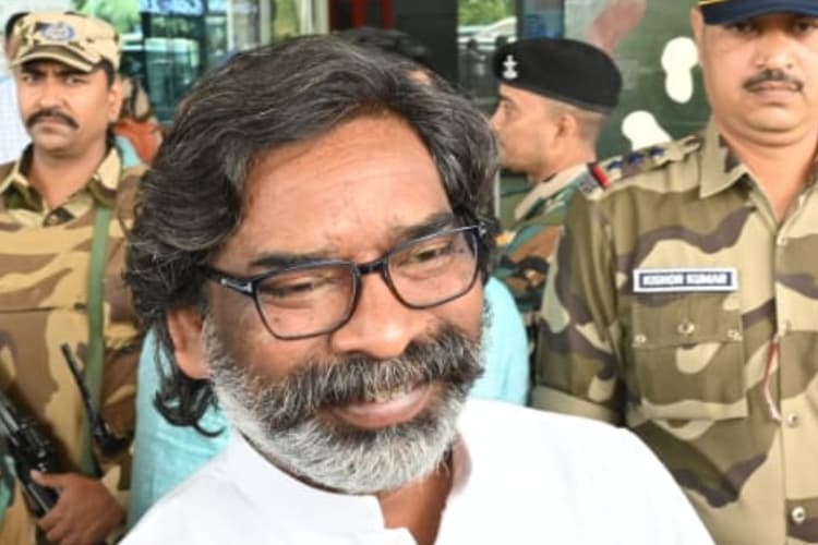 दिल्ली से लौटे हेमंत सोरेन- प्रधानमंत्री का करते हैं सम्मान, नीति आयोग की बैठक में उठाएंगे ये मुद्दा