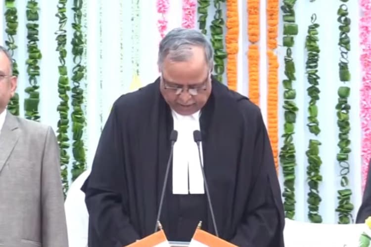 झारखंड हाईकोर्ट के चीफ जस्टिस डॉ विद्युत रंजन सारंगी ने राजभवन में ली शपथ