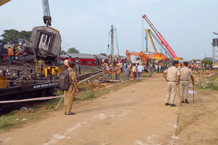 Jharkhand Train Accident: रेल हादसे के बाद कई ट्रेनें रद्द, कई के रूट बदले, देखें पूरी लिस्ट