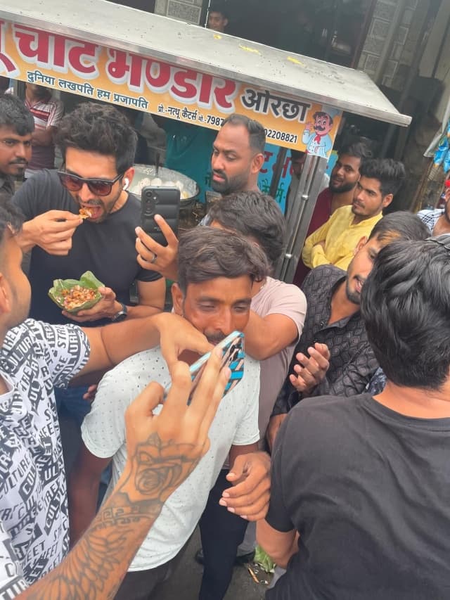 भीड़ से घिरे रहने के बावजूद भी मजे से चाट खाते दिखे कार्तिक आर्यन, फैंस बोले- मुंह में पानी आ गया