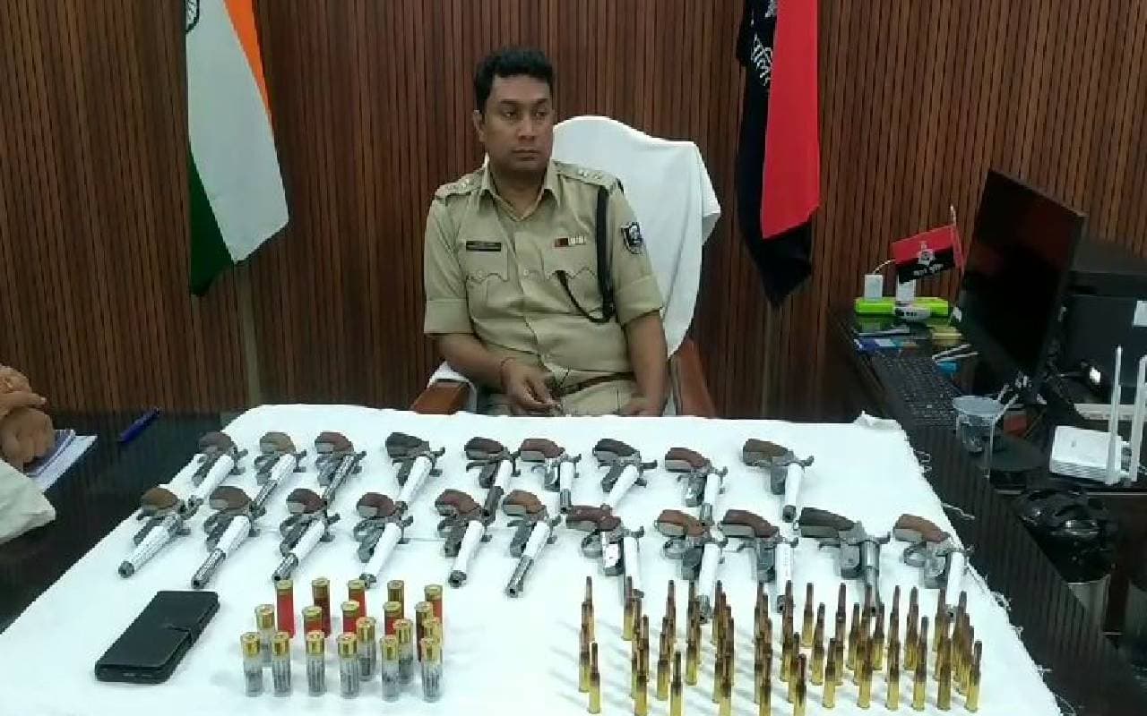 खगड़िया में दुकान की आड़ में चल रहा था हथियार और गांजा तस्करी का धंधा, पुलिस ने पति-पत्नी और बेटे को किया गिरफ्तार