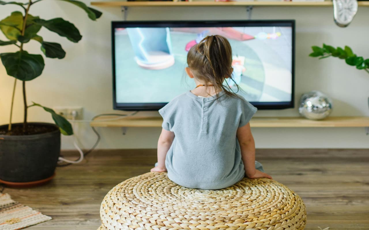 Bizarre: 3 साल की बेटी को ज्यादा टीवी देखने पर पिता ने आंसुओं से कटोरा भरवाया