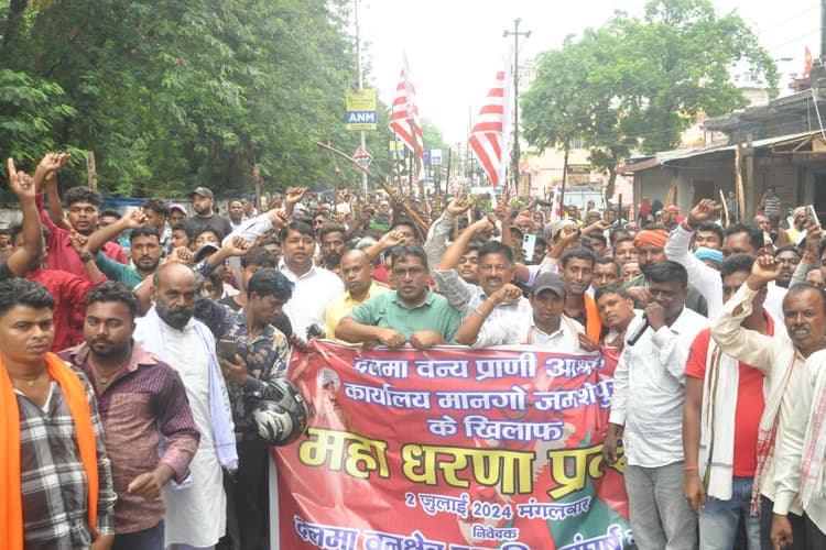 Jharkhand: जमशेदपुर में हथियार से लैस ग्रामीणों ने घेरा मानगो वन विभाग का कार्यालय, जेल भेजे जाने का कर रहे थे विरोध