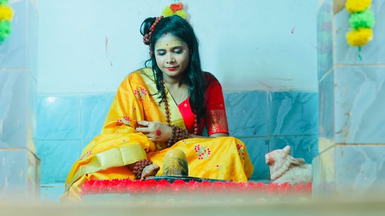 मनीषा ने गाया लिङ्गाष्टकम् स्तोत्र, लोगों की इस प्रकार की आ रही प्रतिक्रिया...