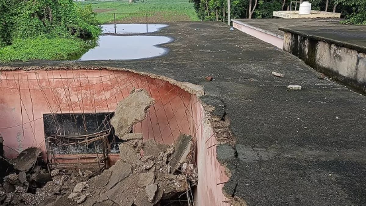 School Roof Collapsed: рдкреБрд▓ рдХреЗ рдмрд╛рдж рдЕрдм рдмрд┐рд╣рд╛рд░ рдореЗрдВ рдЧрд┐рд░реА рд╕реНрдХреВрд▓ рдХреА рдЫрдд, рдмрд╛рд▓-рдмрд╛рд▓ рдмрдЪреЗ рдмрдЪреНрдЪреЗ