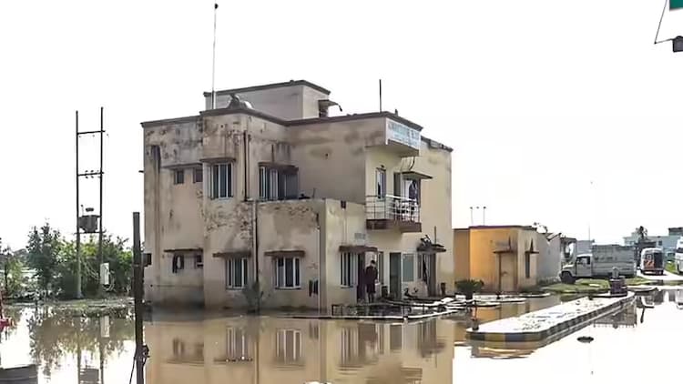 बागमती नदी का जलस्तर बढ़ा, मुजफ्फरपुर के स्कूल और कॉलेजों में घुसा पानी, प्रशासन अलर्ट...