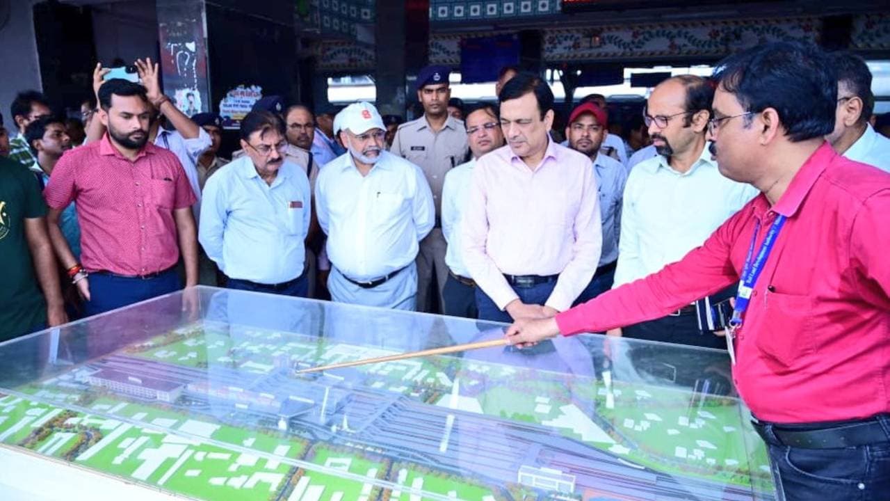 मुजफ्फरपुर जंक्शन पुनर्विकास कार्य के लिए जीएम ने तय की अधिकारियों की जिम्मेदारी, समय पर काम पूरा करने का दिया निर्देश