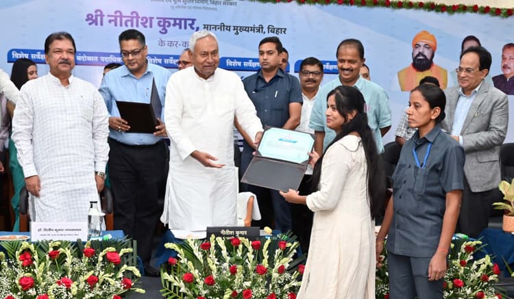 सीएम नीतीश कुमार ने 9888 सर्वेकर्मियों को बांटा नियुक्ति पत्र, अधिकारियों को 2025 तक सर्वे कार्य पूरा करने का दिया लक्ष्य