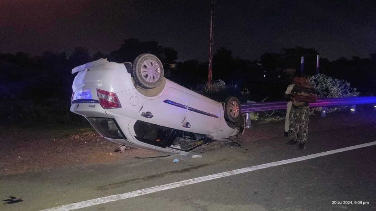 patna road accident | Patna Road Accident: BDO's car collides with a pile of mud in Mokama, husband, wife and two children injured patna road accident | Patna Road Accident: BDO's car collides with a pile of mud in Mokama, husband, wife and two children injured
