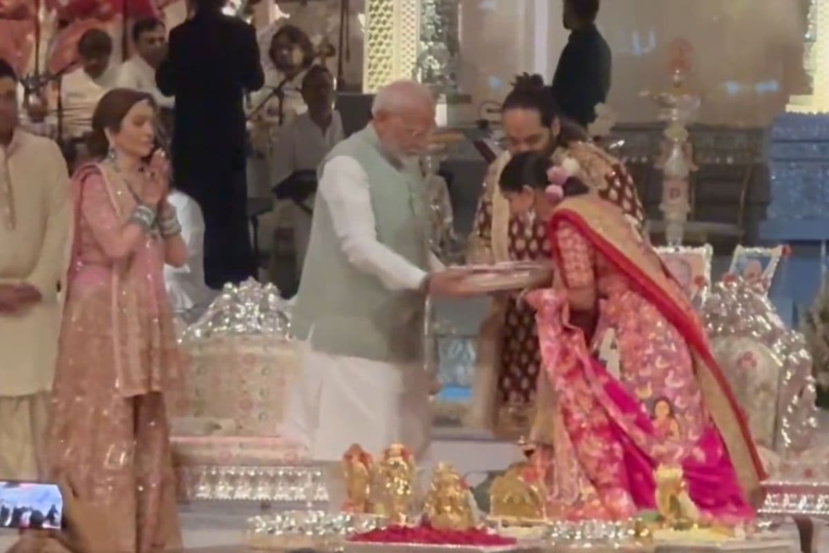 Anant and Radhika Wedding: अनंत-राधिका को आशीर्वाद देने पहुंचे पीएम मोदी, नवदंपति को दिया खास तोहफा