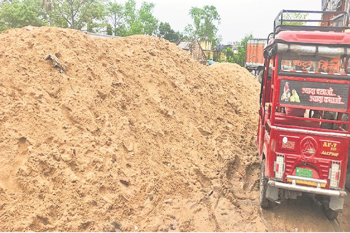 आम आदमी की पहुंच से दूर हो रहा बालू, महंगे दामों पर हो रही बिक्री, तस्करों की कट रही चांदी